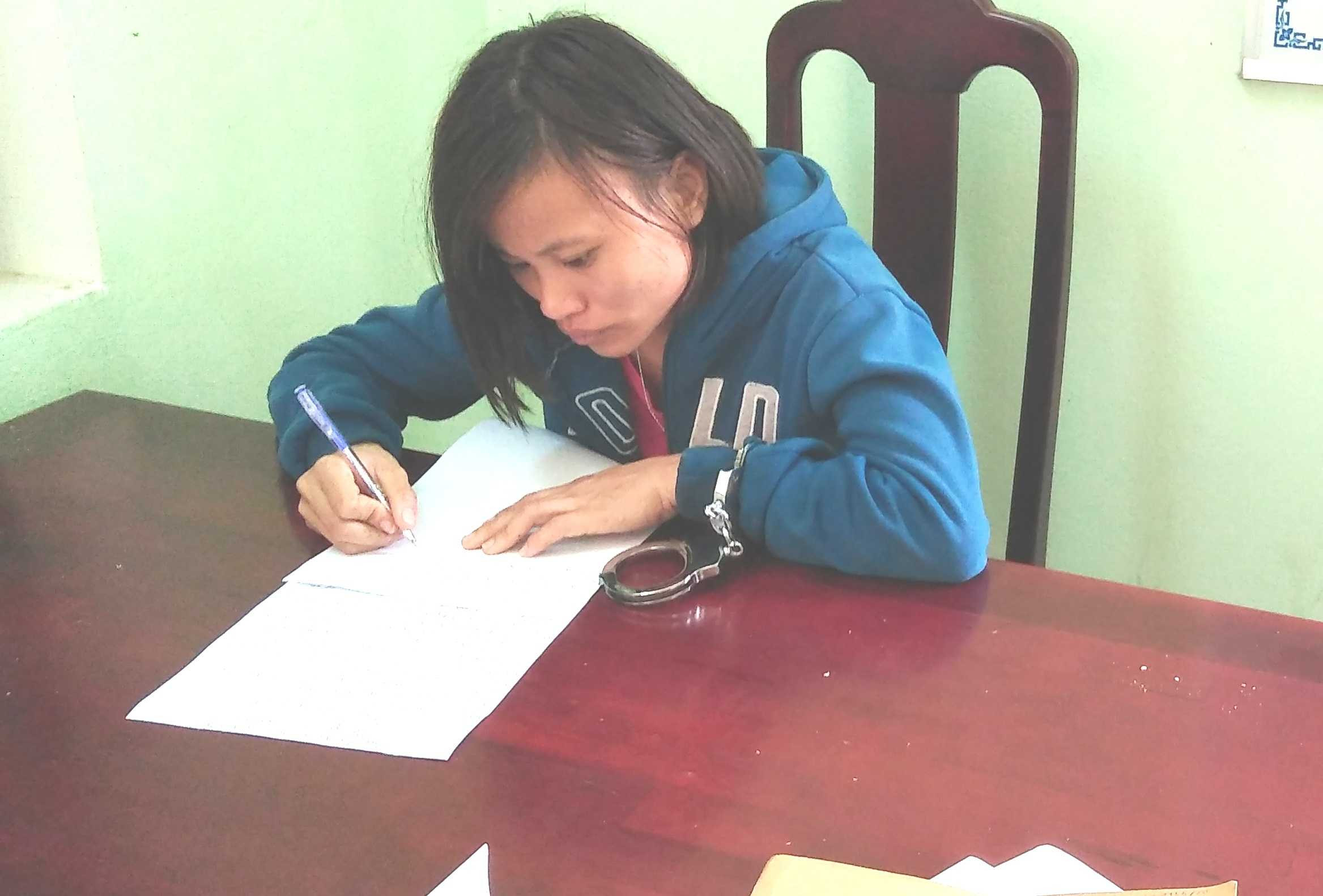 Đối tượng Lê Thị Kim Hằng tại cơ quan công an.