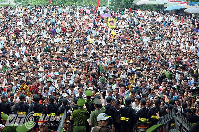 Biển người đổ về đền Hùng trong ngày giỗ Tổ