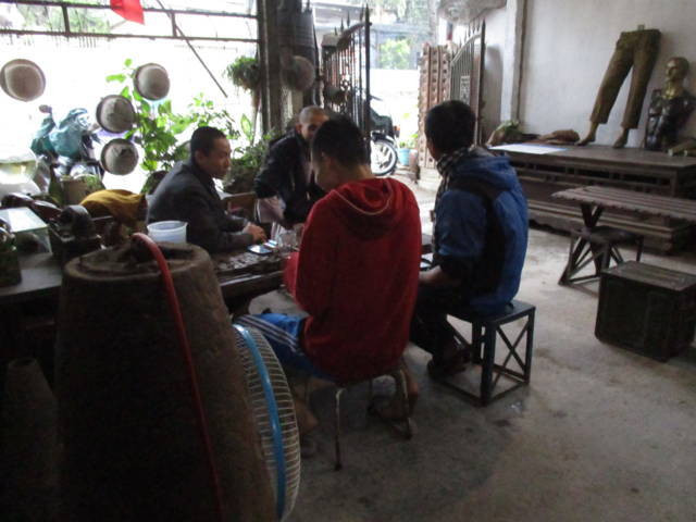 Nhiều khách đến nhâm nhi cà phê và xem các kỉ vật chiến tranh.