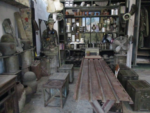 Bộ bàn ghế làm từ tấm ri và thùng đạn.