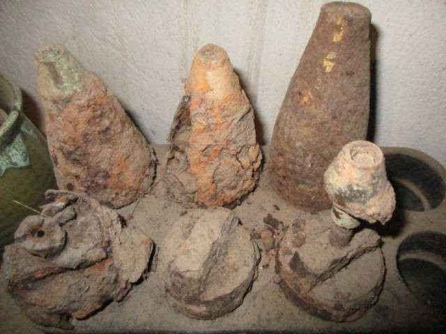 Những vỏ đạn, pháo, vũ khí được anh Hè sưu tầm.