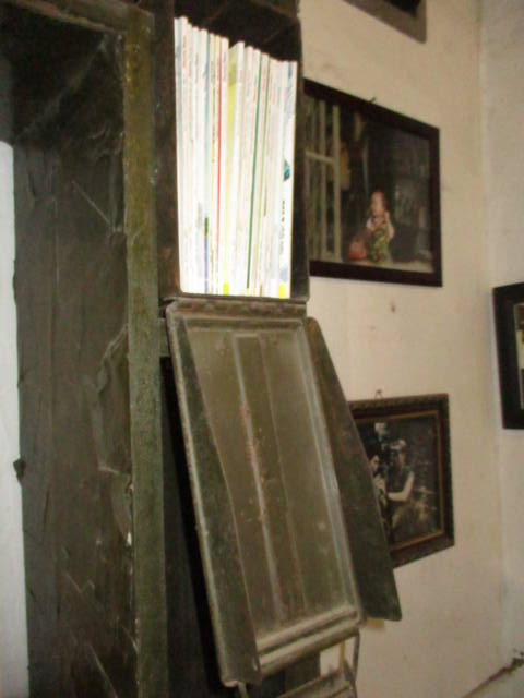 Kệ đựng sách làm từ thùng đạn.