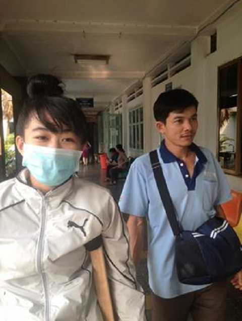 Nữ sinh Hà Vi cùng bố xuất viện về lại Đắk Lắk