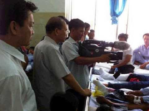 Lãnh đạo tỉnh Bình Thuận thăm hỏi nạn nhân tại bệnh viện Lãnh đạo tỉnh Bình Thuận thăm hỏi nạn nhân tại bệnh viện