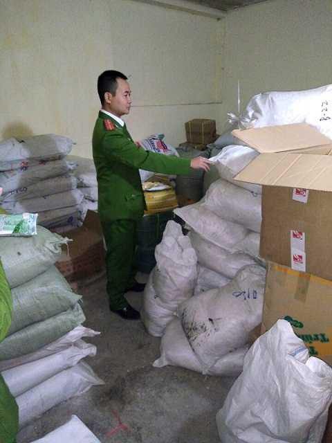 Cơ quan chức năng tiến hành kiểm tra số phụ gia thực phẩm bẩn Cơ quan chức năng tiến hành kiểm tra số phụ gia thực phẩm bẩn