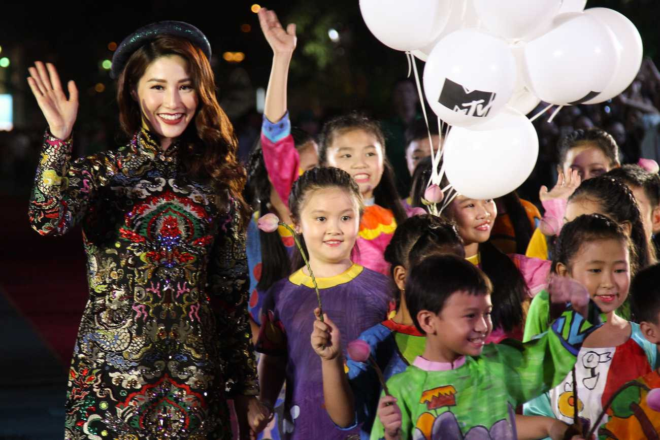 Thu Minh – Đông Nhi – Diễm My diện áo dài nổi bật trên phố đi bộ