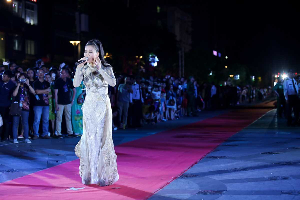 Thu Minh – Đông Nhi – Diễm My diện áo dài nổi bật trên phố đi bộ