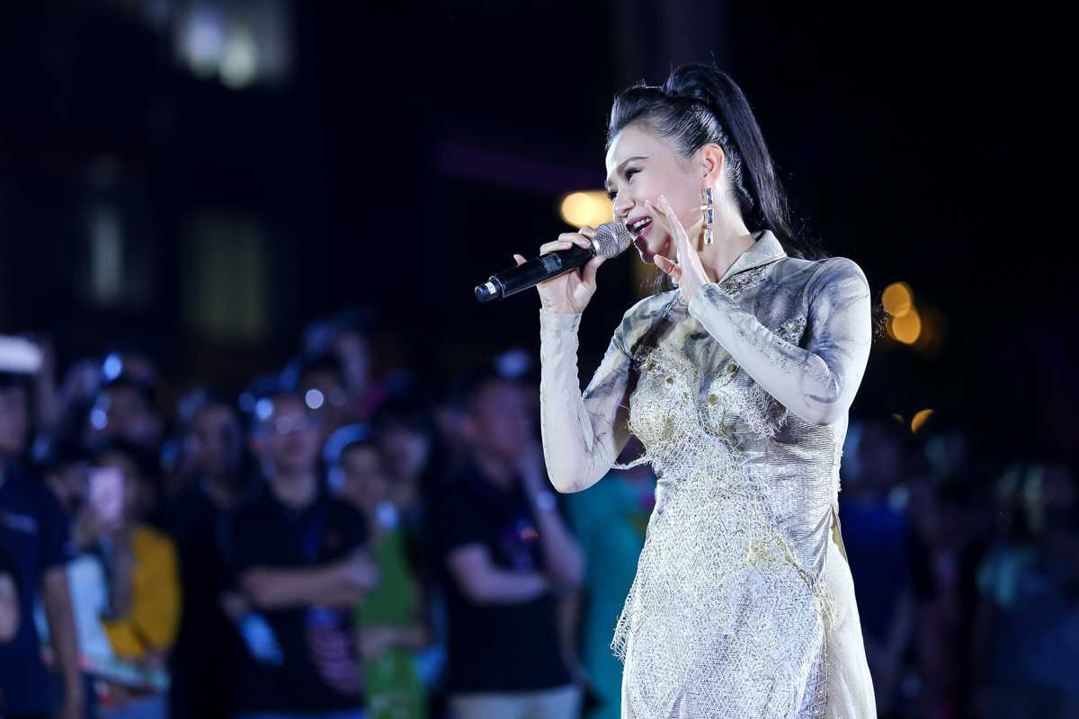 Thu Minh – Đông Nhi – Diễm My diện áo dài nổi bật trên phố đi bộ