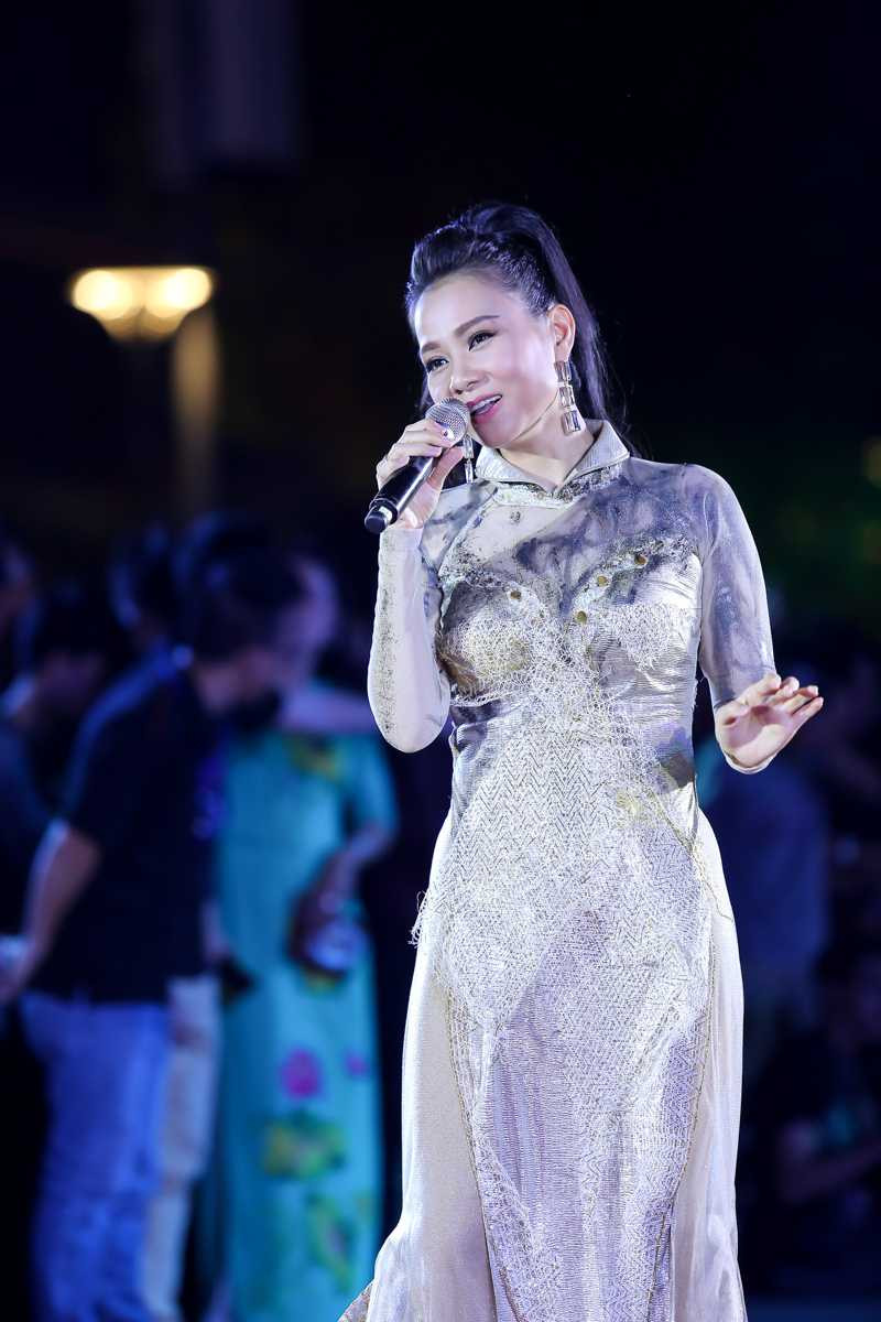 Thu Minh – Đông Nhi – Diễm My diện áo dài nổi bật trên phố đi bộ