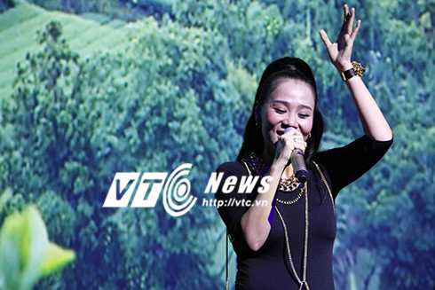 Thu Minh chiều lòng fans, hát ca khúc Bóng cây Kơ nia