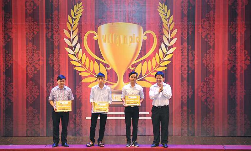 trường ĐH FPT trao 03 suất học bổng trị giá 280 triệu đồng/suất cho 03 học sinh lớp 11 đạt thành tích tốt tại cuộc thi.