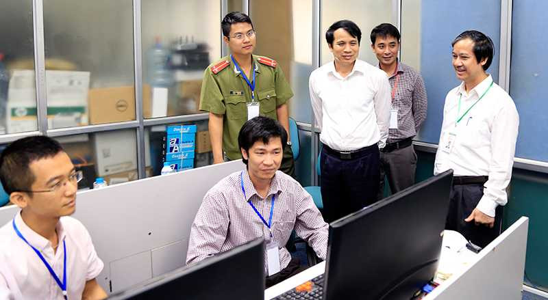 Thứ trưởng Phạm Mạnh Hùng kiểm tra công tác tổ chức thi tại Đại học Quốc gia Hà Nội