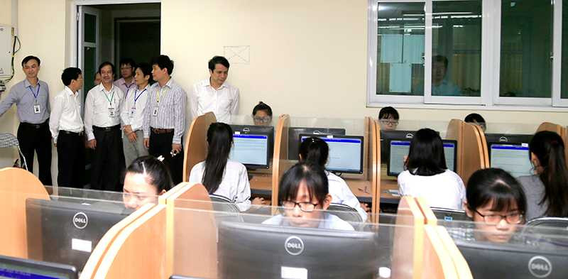 Thứ trưởng Phạm Mạnh Hùng trực tiếp kiểm tra công tác tổ chức thi