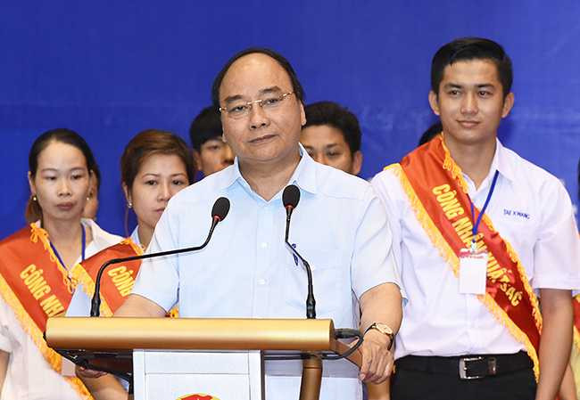 Thủ tướng Nguyễn Xuân Phúc chia sẻ với 3.000 công nhân ở khu công nghiệp