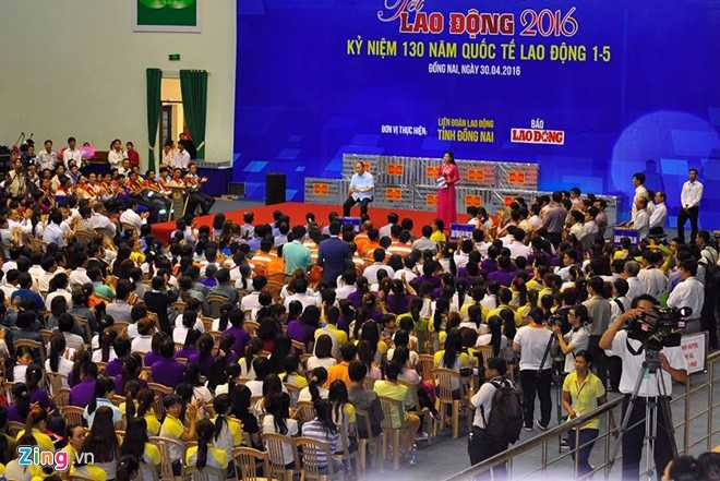 Thủ tướng ngồi trên chiếc ghế mà các công nhân vẫn ngồi hàng ngày để làm việc (ảnh: Zing.vn)