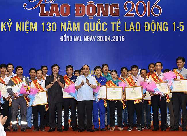 Thủ tướng: 'Công nhân bậc 7 còn quý hơn học vị cao'