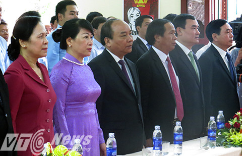 Thủ tướng Nguyễn Xuân Phúc cùng phu nhân tham dự khai mạc cuộc bầu cử đại biểu Quốc hội khóa 14 tại thị trấn Vĩnh Bảo, TP Hải Phòng - Ảnh MK