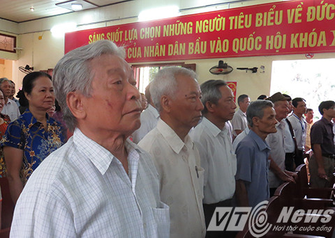 Hàng trăm cử tri thị trấn Vĩnh Bảo tham dự khai mạc và bỏ phiếu bẩu cử đại biểu Quốc hội và HĐND các cấp sáng ngày 22/5 - Ảnh MK