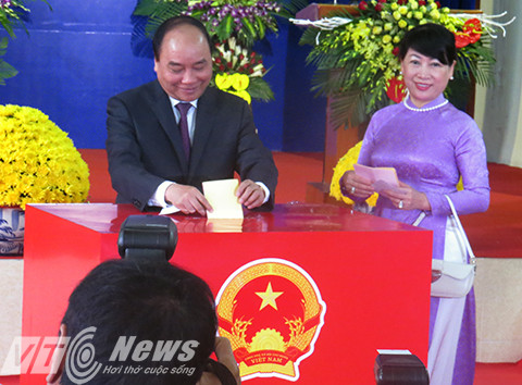 Thủ tướng Nguyễn Xuân Phúc cùng phu nhân bỏ lá phiếu đầu tiên trong ngày bầu cử
