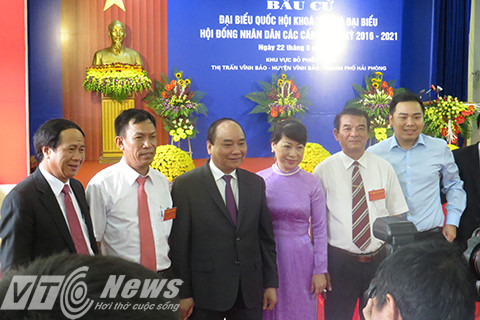 Thủ tướng Nguyễn Xuân Phúc cùng phu nhân chụp ảnh lưu niệm cùng tổ bầu cử và lãnh đạo TP Hải Phòng