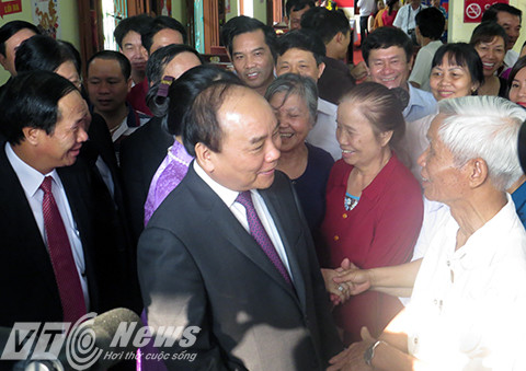 Thủ tướng Nguyễn Xuân Phúc cùng phu nhân thăm hỏi, trò chuyện cùng cử tri thị trấn Vĩnh Bảo
