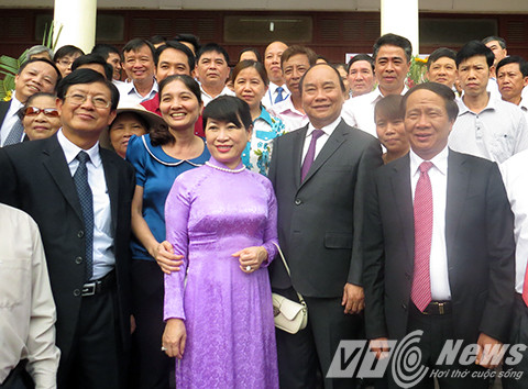 Thủ tướng Nguyễn Xuân Phúc cùng phu nhân chụp ảnh lưu niềm với lãnh đạo Thành phố, huyện và cử tri thị trấn Vĩnh Bảo