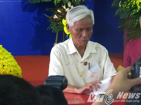 Sau khi Thủ tướng Nguyễn Xuân Phúc bỏ phiếu bẩu cử, các cử tri thuộc các tầng lớp nhân dân tại tổ bầu cử số 8 lần lượt lên thực hiện việc bỏ phiếu