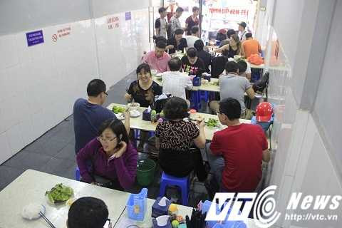 Từ sáng đã rất đông người đến để thưởng thức bún chả Obama. 