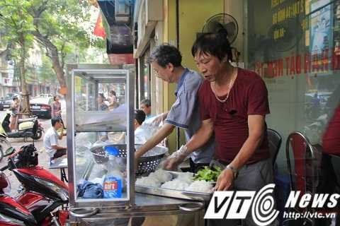 Lượng khách đến nườm nượp, chủ quán không kịp nghỉ tay.