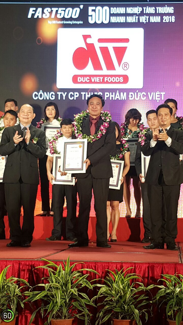 Ông Nguyễn Anh Thắng - PTGĐ nhận giấy chứng nhận