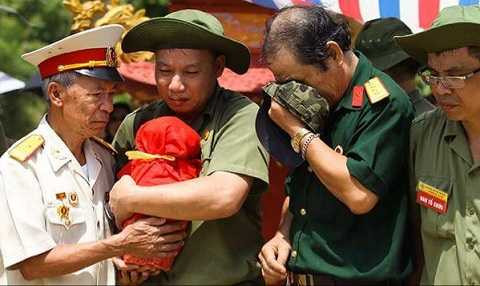 Ông Quyền cùng các đồng đội trong một lần quy tập liệt sỹ cuộc chiến Vị Xuyên Ông Quyền cùng các đồng đội trong một lần quy tập liệt sỹ cuộc chiến Vị Xuyên