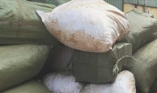 Bắt giữ 6 tấn nguyên liệu thuốc bắc không có hóa đơn chứng từ, nguồn gốc từ Trung Quốc. Ảnh Báo pháp luật