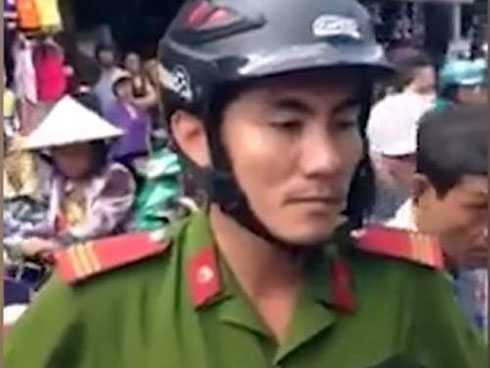 Chưa bao giờ, nhân cách của con người bị mang ra bán nước bọt với giá rẻ mạt như bây giờ, một câu quăng lên mạng là xong. Chưa bao giờ, nhân cách của con người bị mang ra bán nước bọt với giá rẻ mạt như bây giờ, một câu quăng lên mạng là xong.