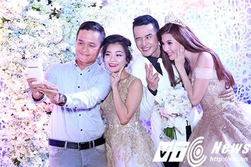 Tạo dáng 'xì tin' cùng Thanh Ngọc