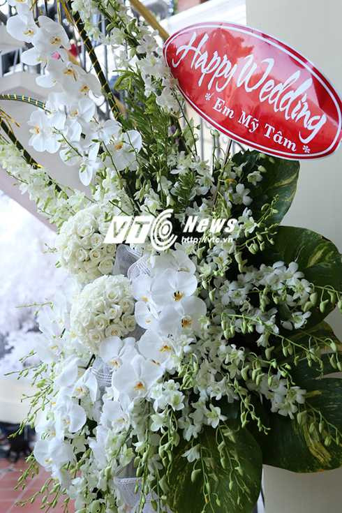 Mỹ Tâm đang đi diễn tại Hà Nội, cô gửi hoa chúc mừng đám cưới 'người tình MV'