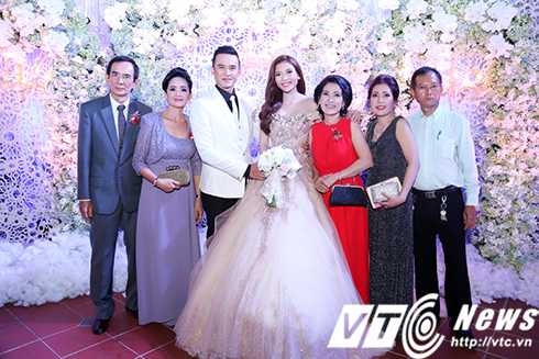 Cô dâu chú rể và 2 bên gia đình