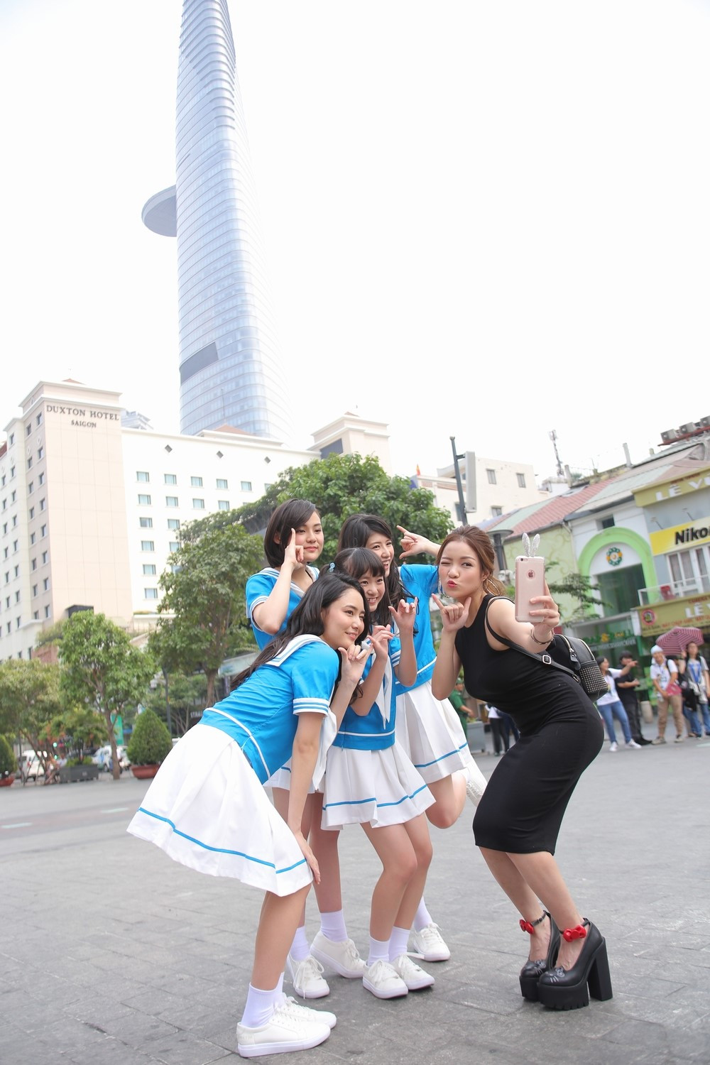 Thủy Top lạ lẫm trong hình ảnh 'cô hướng dẫn viên du lịch'