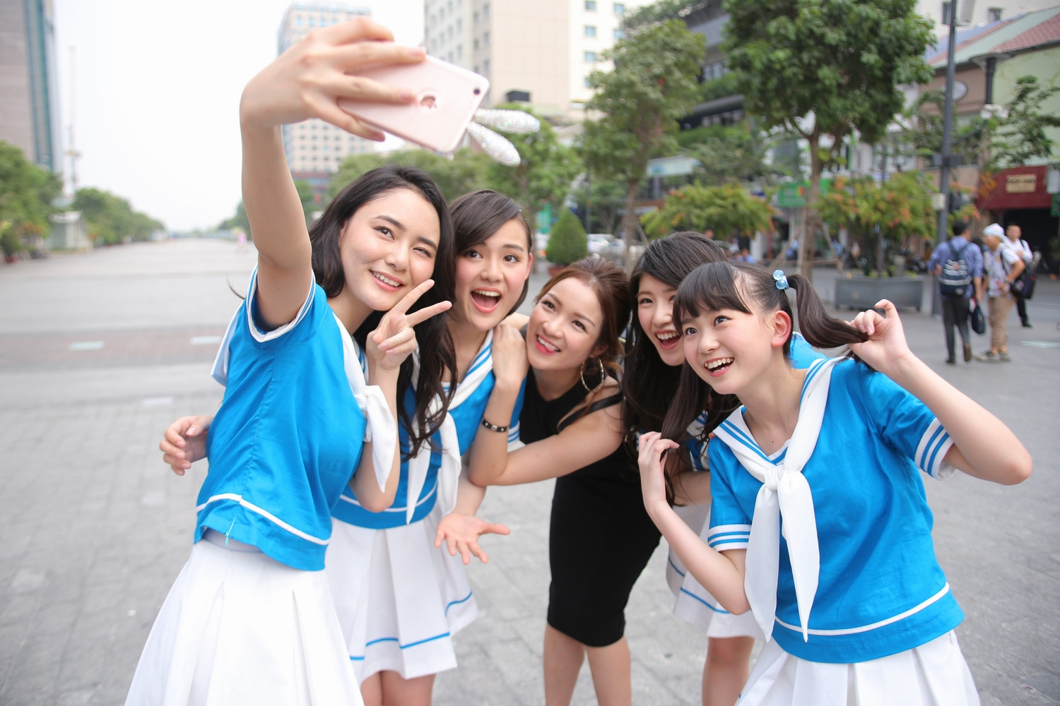 Thủy Top lạ lẫm trong hình ảnh 'cô hướng dẫn viên du lịch'