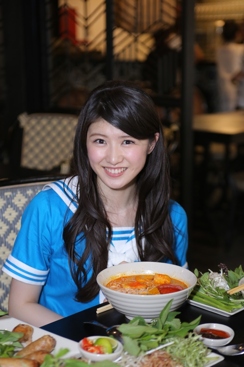 Thủy Top lạ lẫm trong hình ảnh 'cô hướng dẫn viên du lịch'