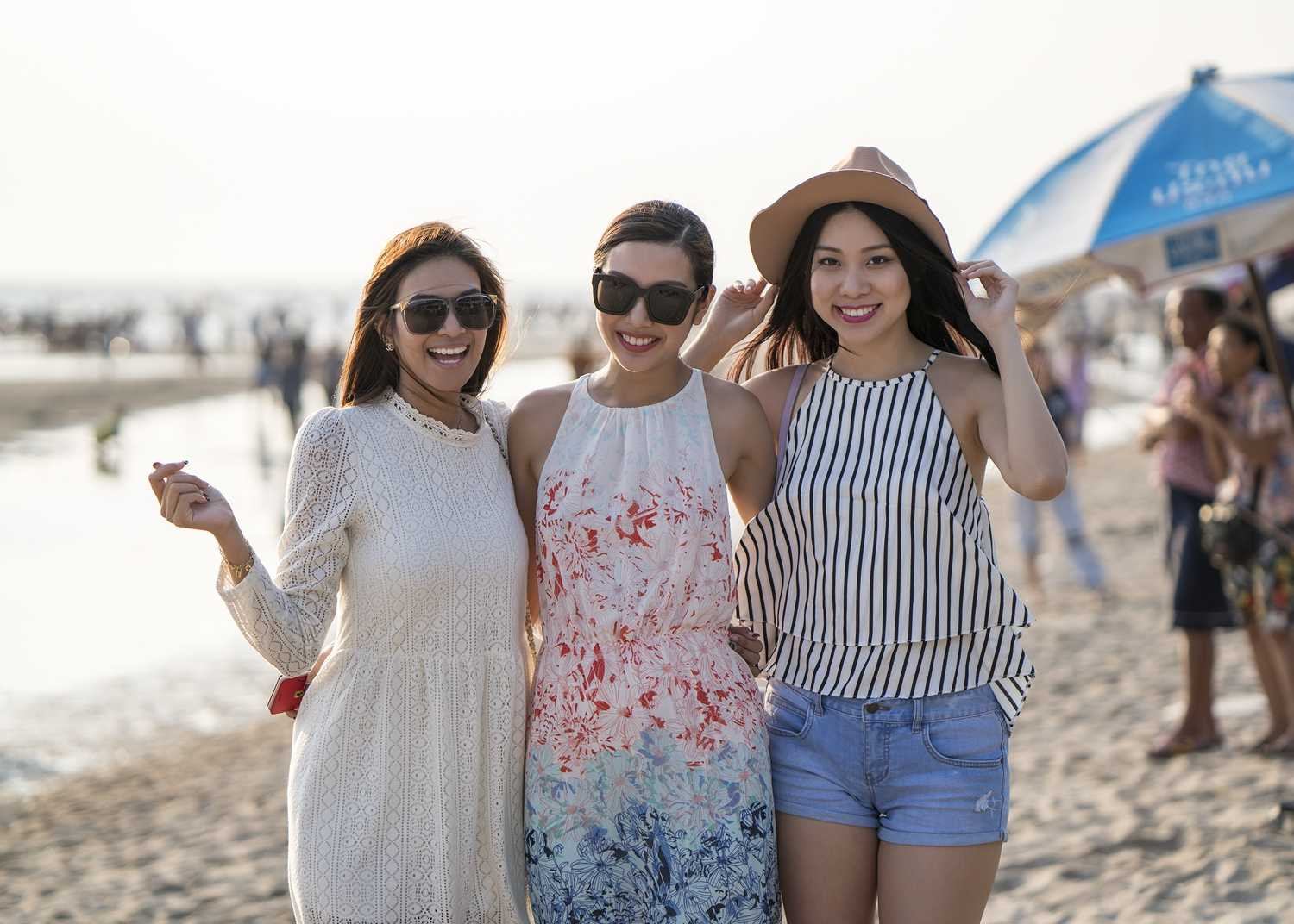 Thúy Vân khoe ảnh du lịch cùng Hoa hậu Singapore và Thái Lan