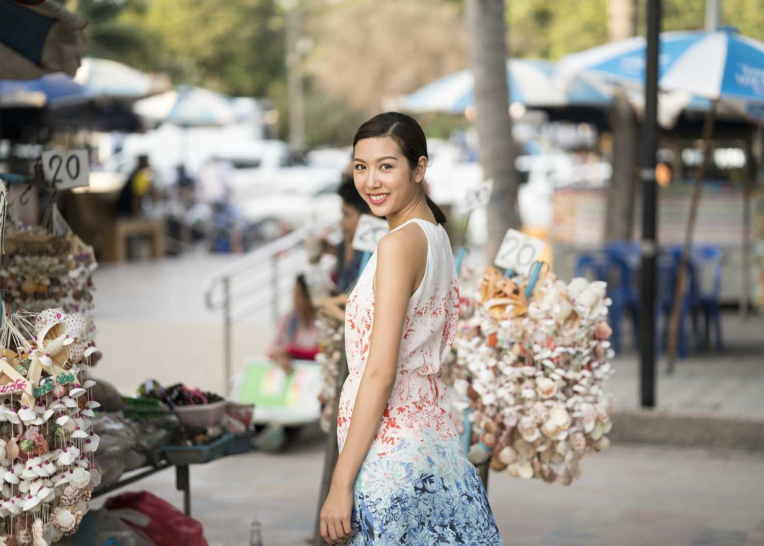 Thúy Vân khoe ảnh du lịch cùng Hoa hậu Singapore và Thái Lan