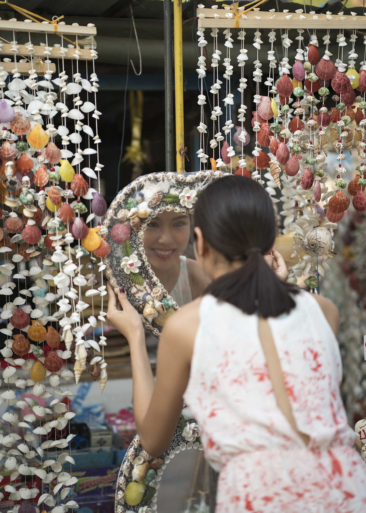 Thúy Vân khoe ảnh du lịch cùng Hoa hậu Singapore và Thái Lan