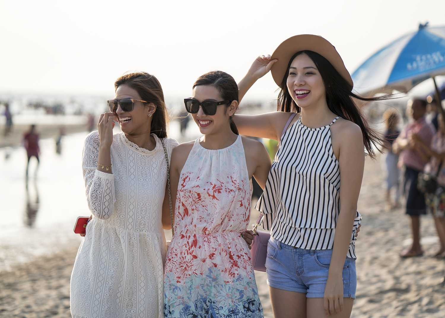 Thúy Vân khoe ảnh du lịch cùng Hoa hậu Singapore và Thái Lan