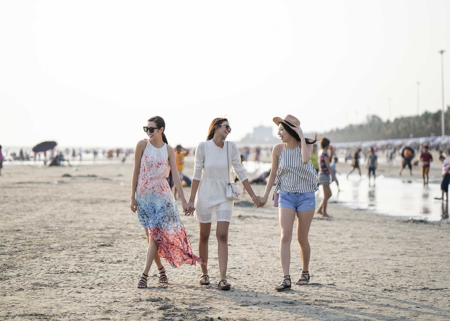 Thúy Vân khoe ảnh du lịch cùng Hoa hậu Singapore và Thái Lan