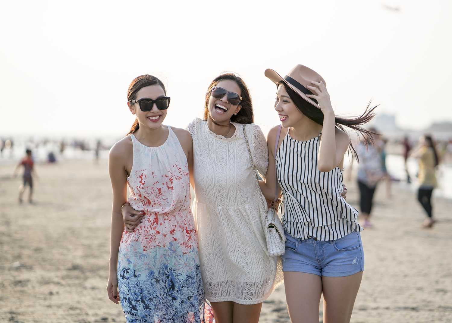 Thúy Vân khoe ảnh du lịch cùng Hoa hậu Singapore và Thái Lan