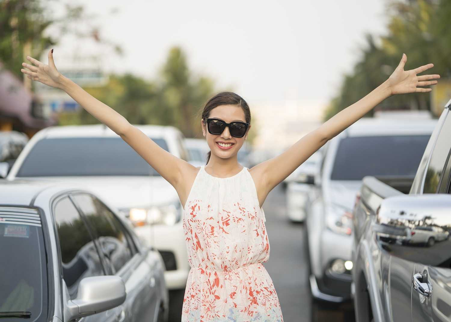 Thúy Vân khoe ảnh du lịch cùng Hoa hậu Singapore và Thái Lan