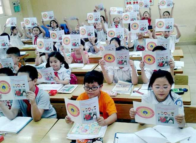 Tài liệu phòng chống, bắt cóc và xâm hại tình dục trẻ em được phát đến lớp học. Ảnh: Đinh Hiền.