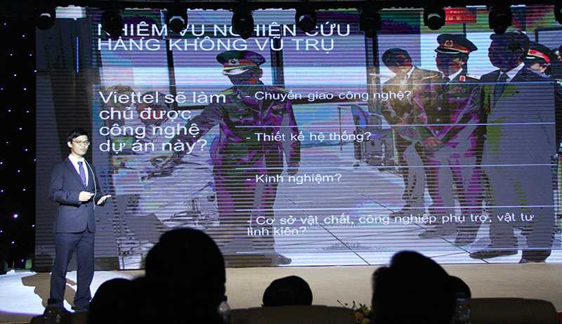 TS Phạm Đức Toàn thuyết trình về công nghệ do anh và các đồng đội đã làm chủ được. Điều này 40 năm qua người Việt khao khát giờ mới thành hiện thực