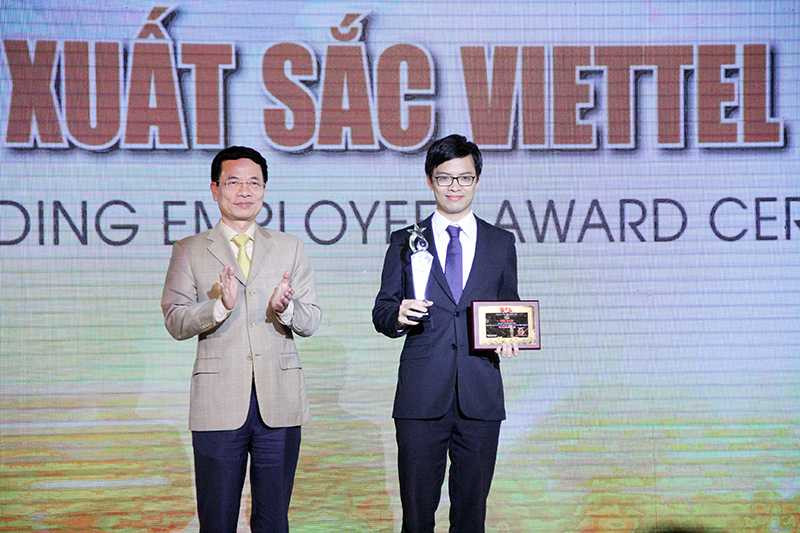 Anh Phạm Đức Toàn, Giám đốc Trung tâm Dẫn đường và điều khiển (Viện Hàng không vũ trụ) được tập đoàn Viettel vinh danh là cá nhân xuất sắc toàn cầu