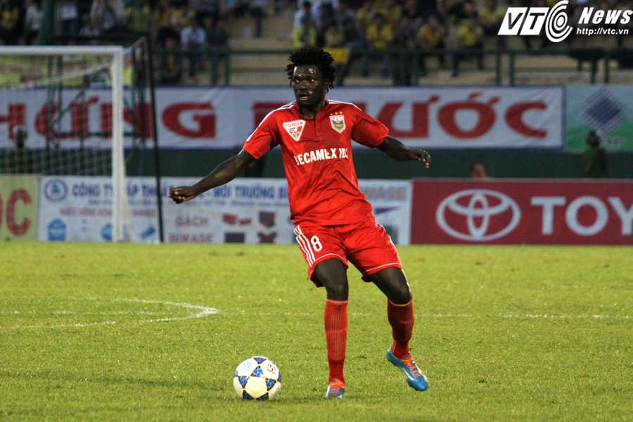 Hàng tiền vệ B.Bình Dương rất vững chắc với 'ông chủ' Oloya Moses (ảnh: Hoàng Tùng)